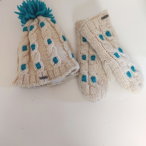 KNITWITS Originals by deLUX | Handmade Winter Pomp Hat Toque + Matching Mittens - Picture 7 of 12